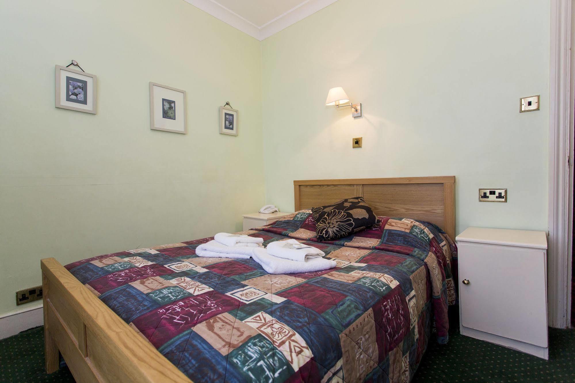 Oyo Ridgeway Hotel Чингфорд Экстерьер фото