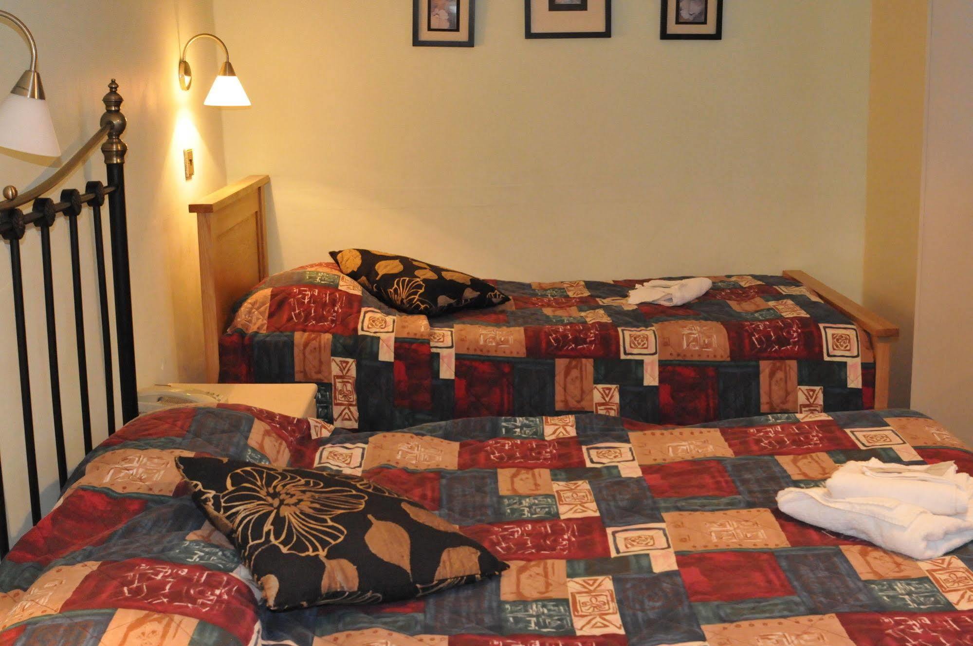 Oyo Ridgeway Hotel Чингфорд Экстерьер фото