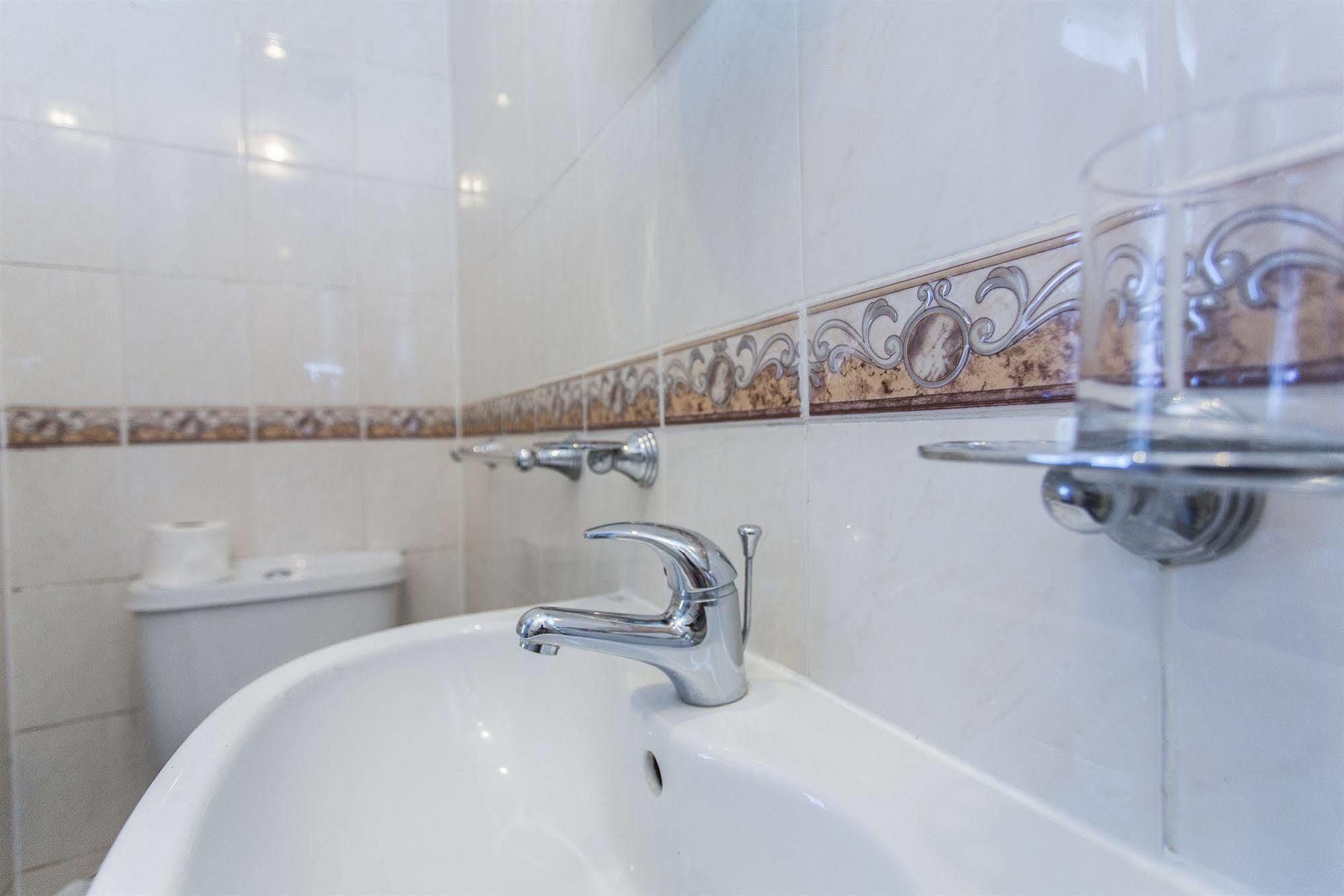 Oyo Ridgeway Hotel Чингфорд Экстерьер фото