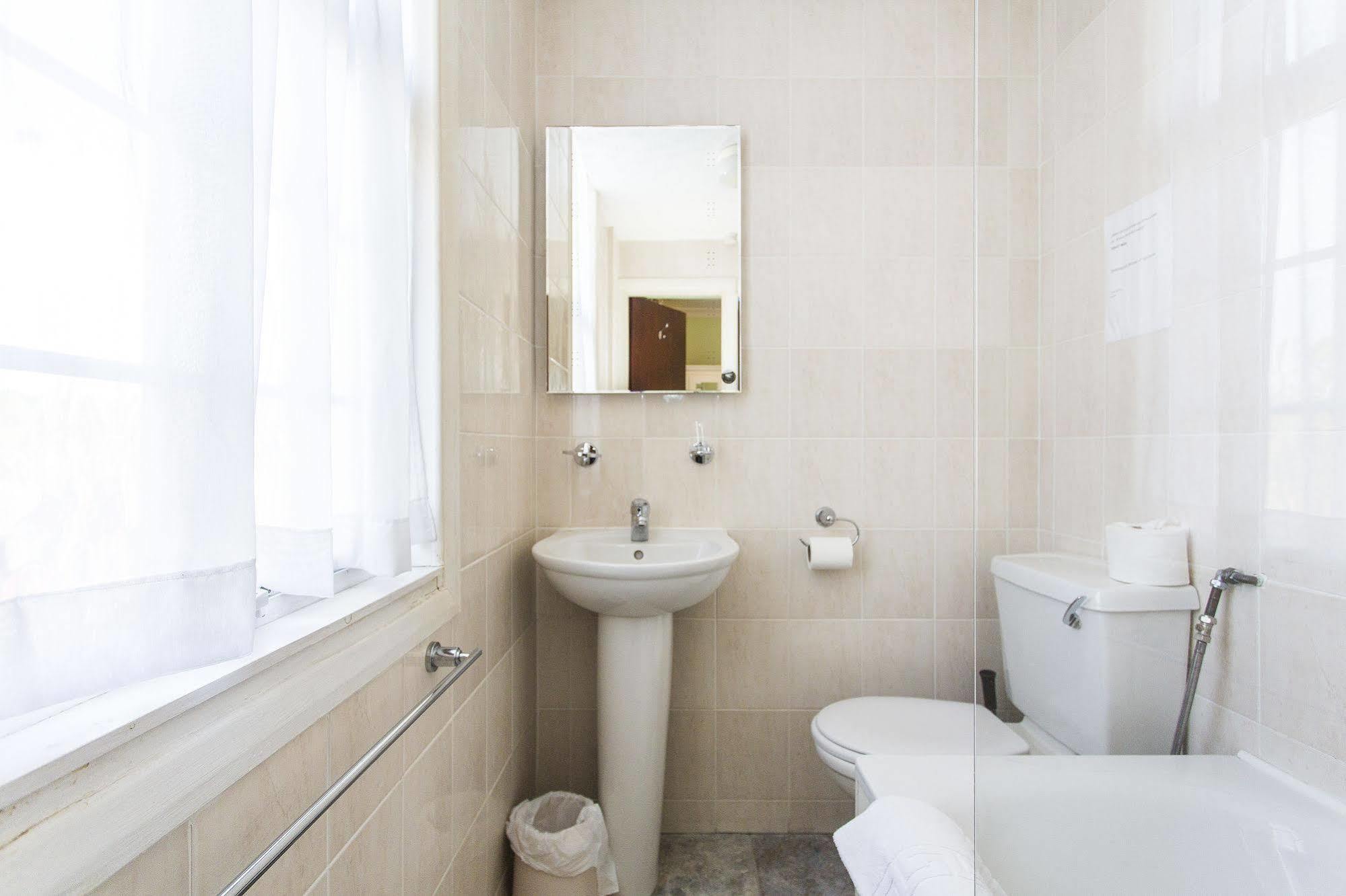 Oyo Ridgeway Hotel Чингфорд Экстерьер фото